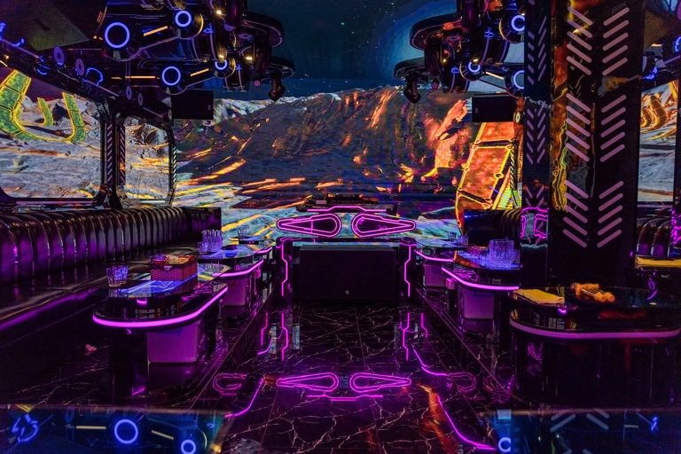 Quán SUNNY ROYAL KARAOKE Xã Đàn 442 Xã Đàn Đống Đa Hà Nội thiết kế theo phong cách hoàng gia trang bị hệ thống âm thanh hiện đại