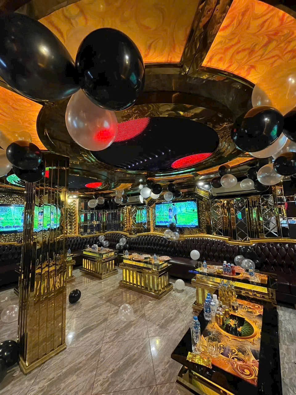 Quán Karaoke Lucky Star - 346 Phan Văn Trị, Gò Vấp, Phường 11, Quận Bình Thạnh, TP. Hồ Chí Minh - nhân viên phục vụ tận tình, có bãi đậu xe máy và xe ô tô rộng rãi 0945907887