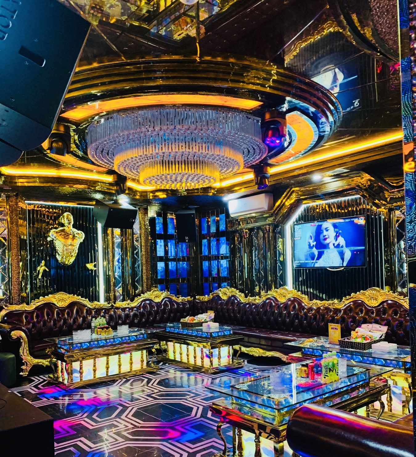 Karaoke Queen Club - 12 Trần Duy Hưng, Trung Hòa, Yên Hòa, Cầu Giấy - Tp, Hà Nội, 0902935988