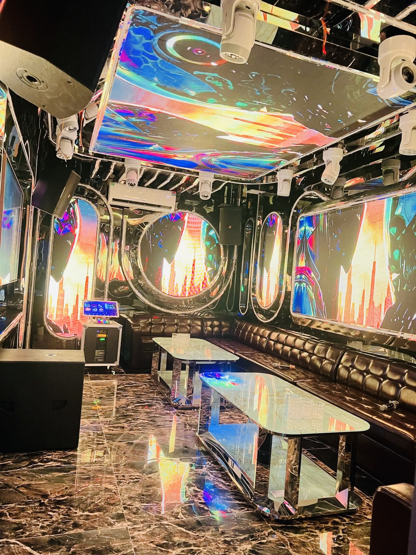 Karaoke Sunny Royal Club - 13 Phố Lê Văn Linh, Hàng Mã, Hoàn Kiếm, TP - Hà Nội, 0902935988